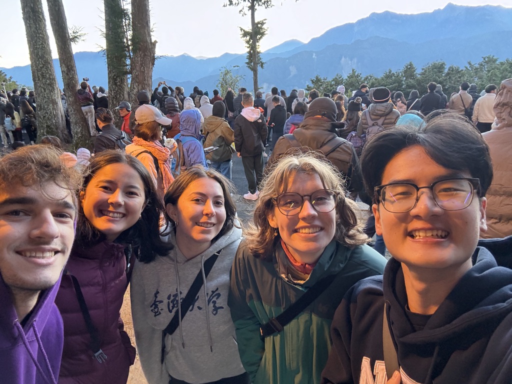 A group of friends watching the sunrise over the Alishan mountains